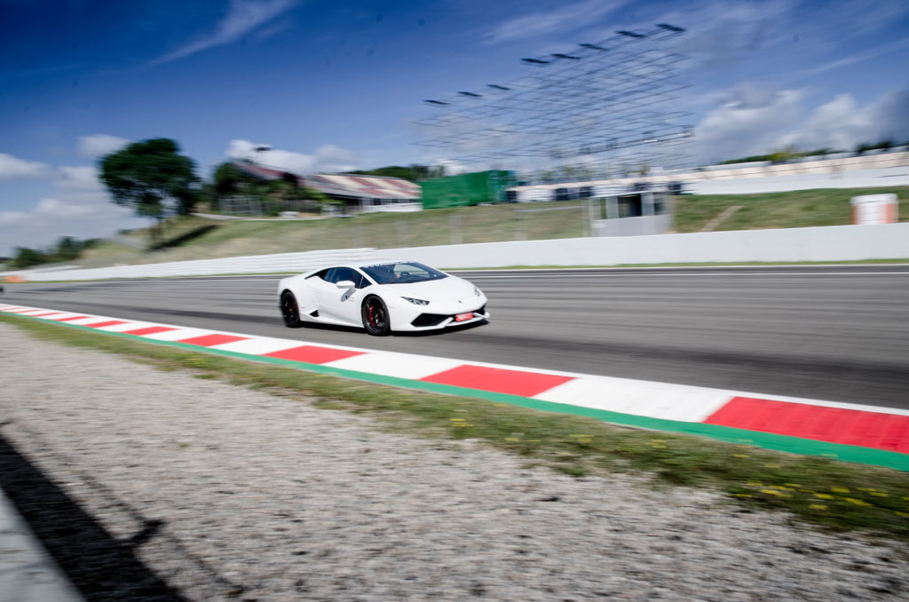 Lamborghini Huracán Formula GT con alerón en el circuito de Catalunya