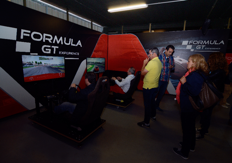 Simuladores de conducción de coches deportivos Formula GT Experience
